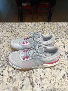 ON The Roger Advantage Pro Tennis Sneaker Sz 9